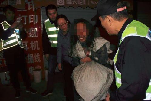 刘老根流浪街头吃瓜,意外成为吃瓜群众焦点