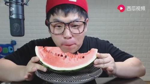 小哥吃瓜吃到自己,小哥的意外瓜界奇遇