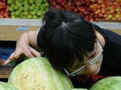 四川妹子买瓜吃瓜视频,太接地气了！