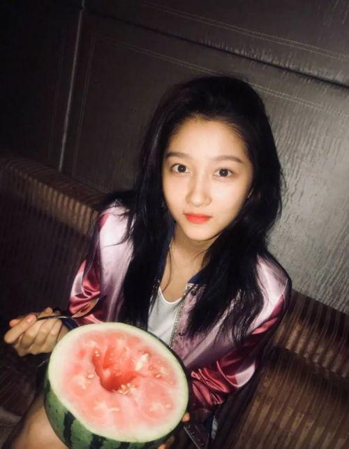 双人吃瓜拍照图片高清,高清双人吃瓜拍照，共享夏日清凉时光