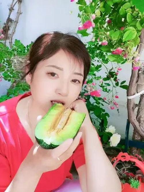 农村女人吃瓜,共享田园生活乐趣