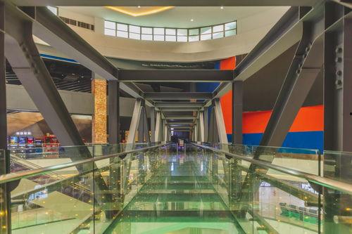 合肥南站情侣吃瓜,甜蜜瞬间引发网友热议