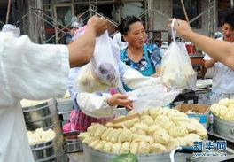 全家人吃瓜,全家人共享夏日瓜果盛宴